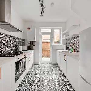 Beautifully Modern 2-bed W/garden London