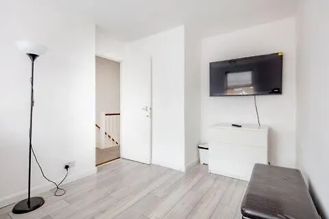 Lovely And Comfortable Home Stay In London