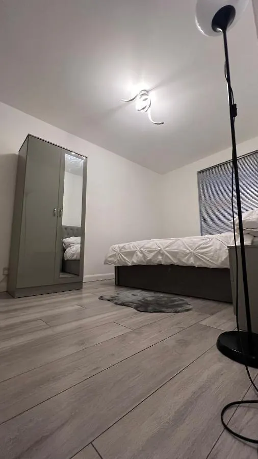 Lovely And Comfortable Home Stay In London Homestay